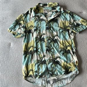 Men’s super soft button up short sleeve shirt. Size Medium. Palm tree print.